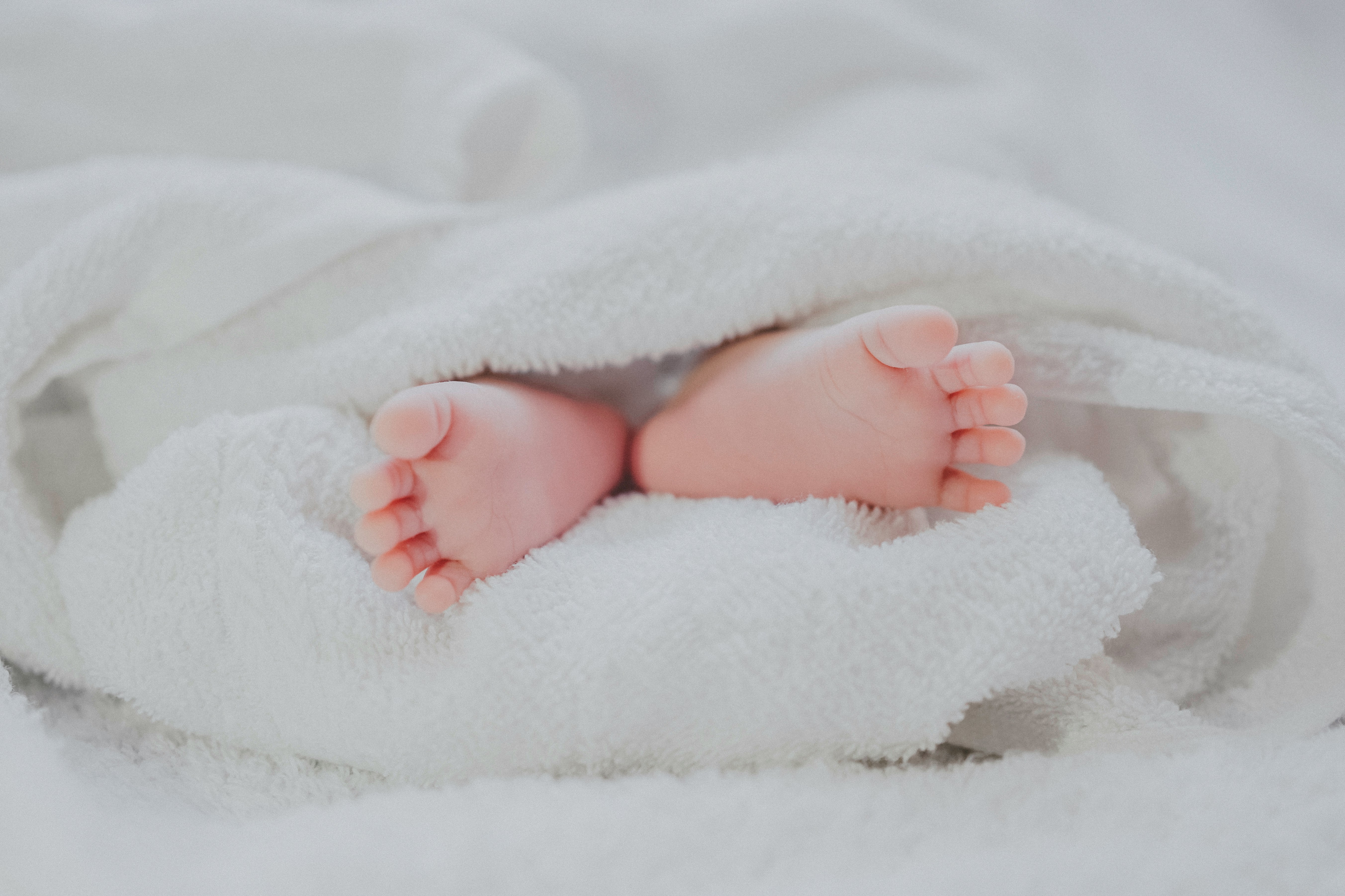 Pieds de nouveau-né enveloppé dans une couverture douce